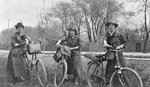 Les soeurs Coles lors d'une excursion à bicyclette entre Montréal et Ottawa, 1916 