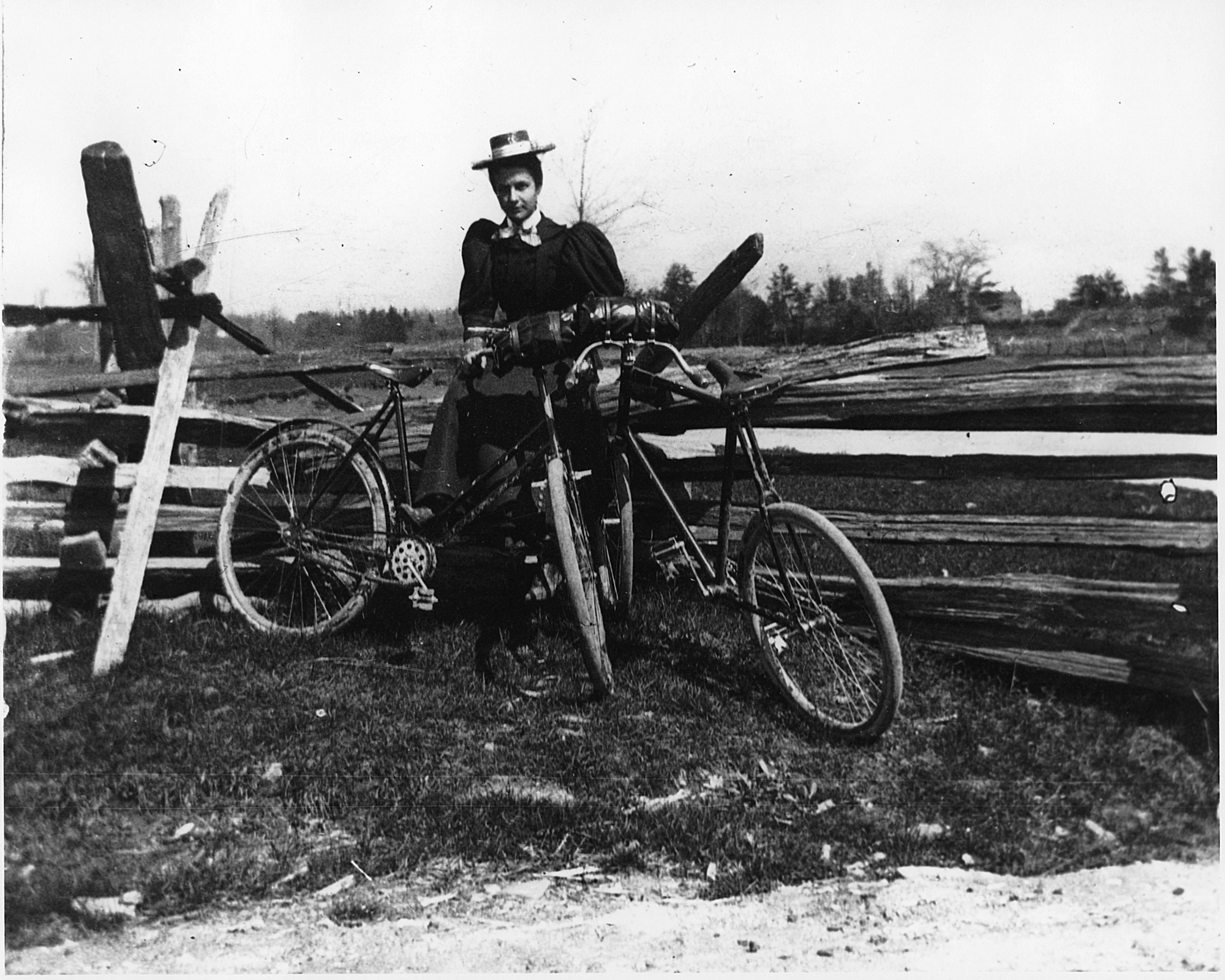 Florence B. Walker avec sa bicyclette et ses bagages, Ont. (?), vers 1902
